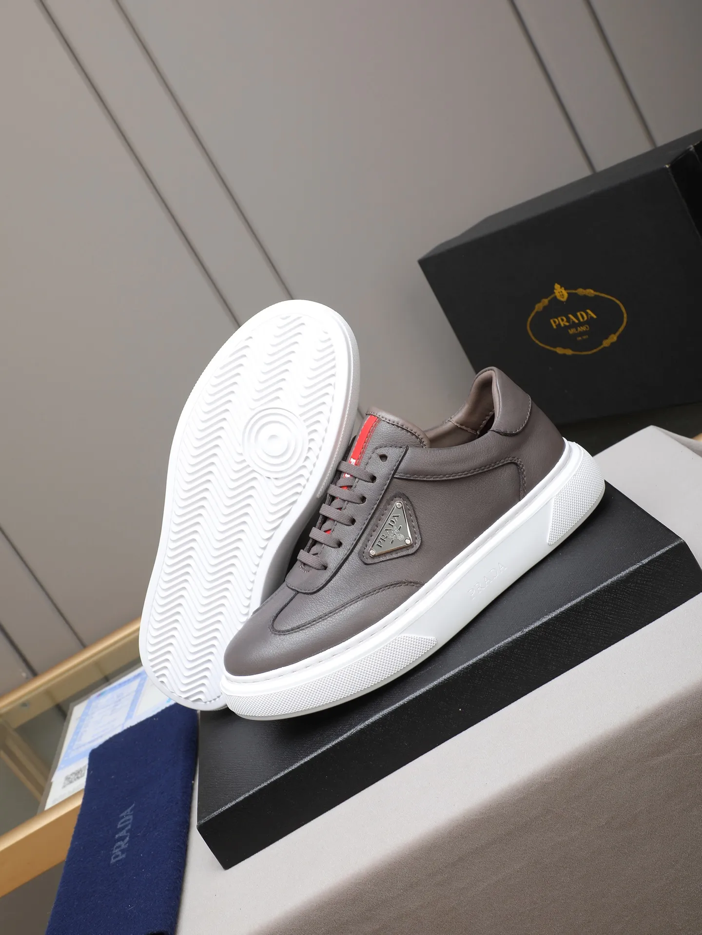PP460 Prada/Prada men's new casual shoes, this upper is made of imported calfskin + sheep lining! The outside is decorated with the P family's classic metal triangle enamel logo, and the outsole is made of non-slip sports foam ultra-light outsole, which feels good on the feet and is a fashionable and fashionable item!  Size: 38-44 (45 customized)